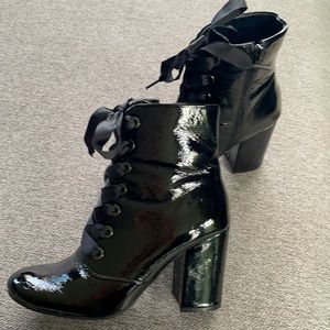 Kenneth Cole pat and leather boots size 7